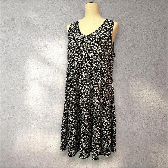 Dresses & Skirts - Kalleigh Black & White Floral Sleeveless Dress XL